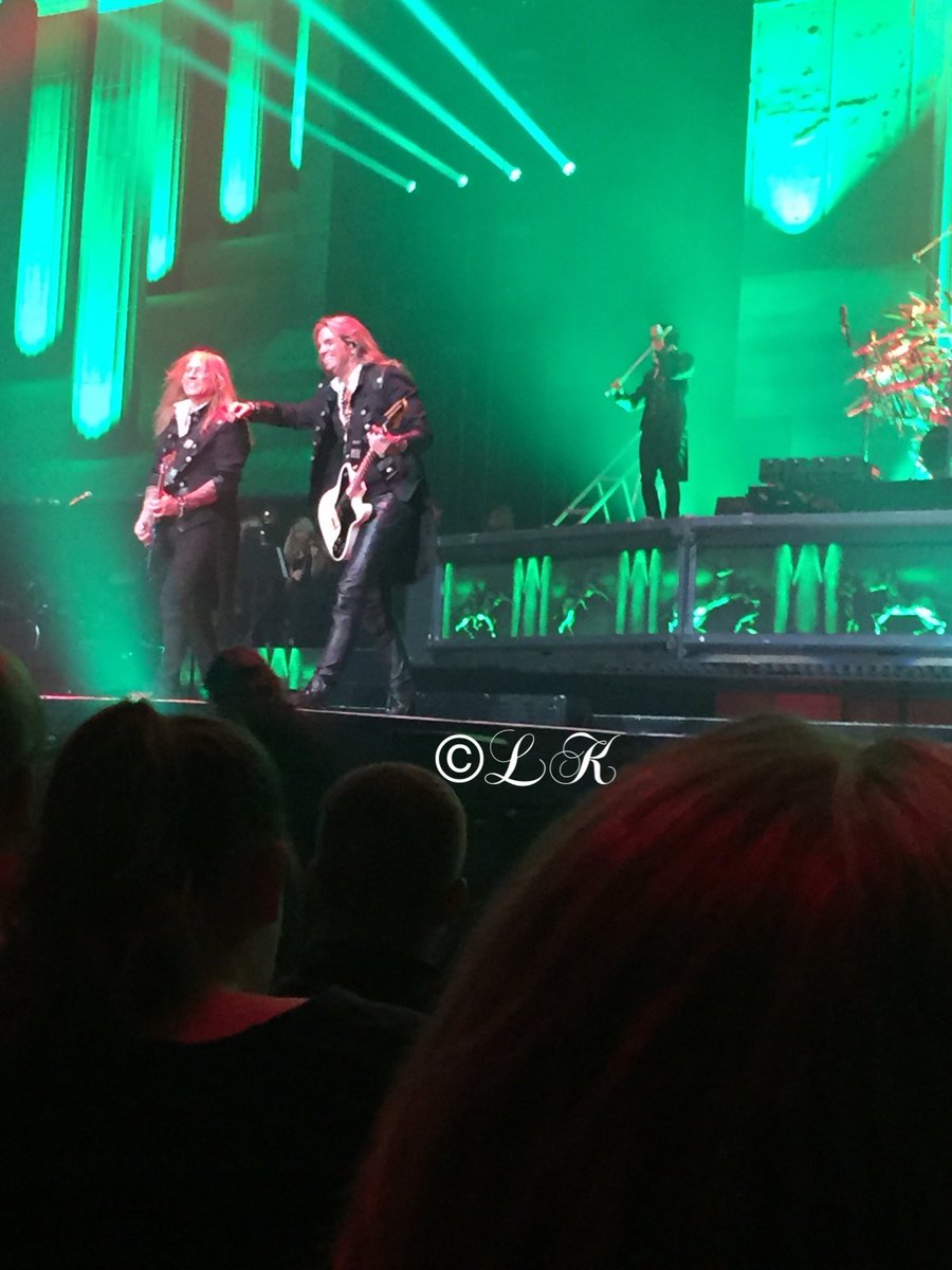 WSnakewoman's tweet photo. Albany, NY get ready to rock with TSO at Times Union #TSO2017 #TSOtime 🙌🤘🏻🤘🏻🎸🔥❄️🎄💜 https://t.co/ZiQzdxFWDZ