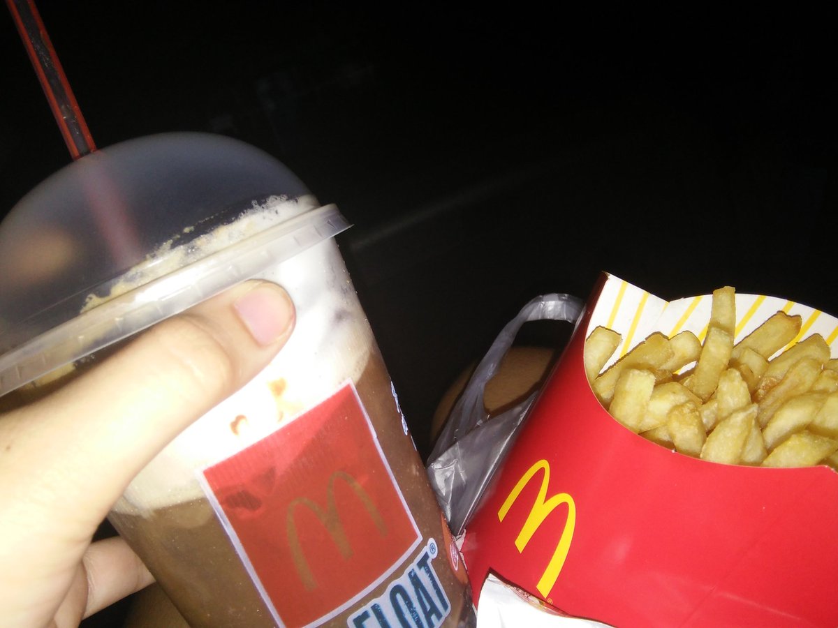 joycetomoba's tweet photo. Syempre habang nanunuod my @McDo_PH Support ky @ElisseJoson @hashtag_mccoydl Sana my new tvc ulit 

#AngPanday3rdBlockbusterDay https://t.co/mcXynh9Uad