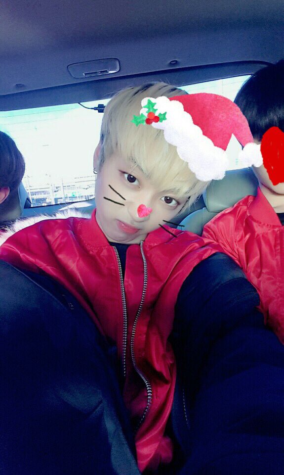Varsity_2017's tweet photo. [윤호] 얼마전에 크리스마스였는데 혼자보내신분 윤호산타가 윤호선물주고 윤호랑있어요..♡ 사실 나도 혼자보냈지ㅎㅎ https://t.co/SvzuhfoKnU