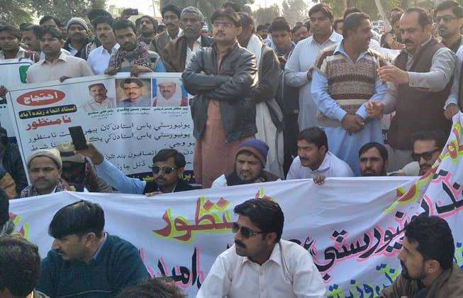 NFBreaking's tweet photo. این ٹی ایس اور سندہ یونیورسٹی ٹیسٹ پاس اساتذہ سے دوبارہ ٹیسٹ لینے کے خلاف پ ٹ الف کی کال پر ریلی، بڑی تعداد میں اساتذہ کی شرکت https://t.co/zttNT6ODXY