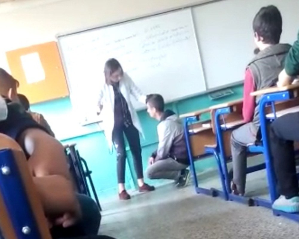 burak dogan on twitter samsun da bir lisede ogretmenin ogrenciye sinifta siddet uygulamasi goruntulendi ogrenciyi tahtanin onune cekerek diz cokturen ogretmen pes pese tokat atiyor hirsini alamayan ogretmen bu kez ayaga kalkip ogrencinin