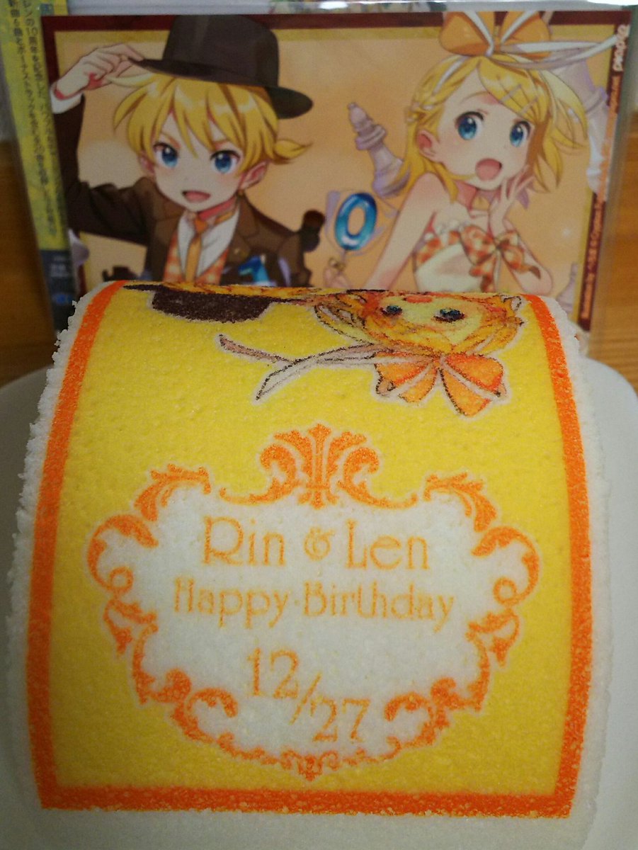 ryurarui's tweet photo. 後ろにまでちゃんとメッセージが入っててこのロールケーキ凄い https://t.co/8gihMagys3