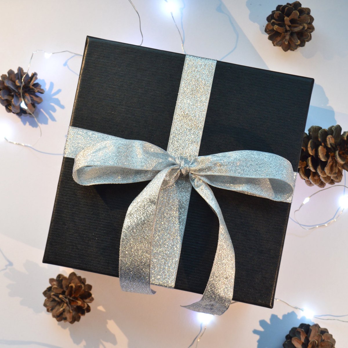LEEDSRAGFASHION's tweet photo. On the 3rd day of Christmas #LRFS18 gave to me 🎁 If you would like to download the Official LRFS calendar, then click on the link in bio & kindly donate while you do so 💛 #TwelveDaysOfChristmas #leedsmind #dementiauk #giving #charity #fashionshow #festive https://t.co/UEPRu5h5sm