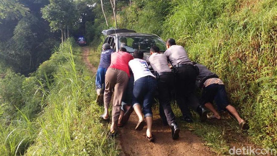 detikcom's tweet photo. Gara-gara Aplikasi Peta, Wisatawan Yogya Tersesat di Wonosobo https://t.co/AuSY4TDHie https://t.co/zuTlkZyZVC