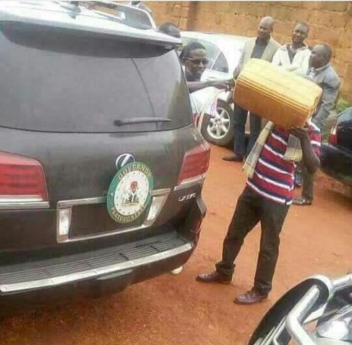 paace_musicpmw's tweet photo. @iam_Davido Governor too dey buy black market😿
Chai😿😿 https://t.co/KM466D2Ysx https://t.co/pGSLlmSeCJ