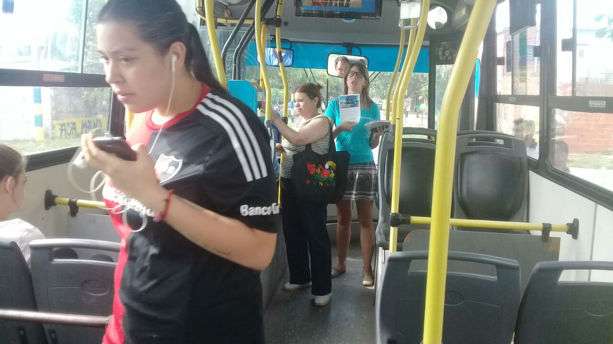 MAlvaradoMR's tweet photo. #Operativo #ControlTUP, Cumparcita y Calle 2106, barrio #TíoRolo >> 🚌 Línea 132 >> Horario/frecuencia/limpieza/higiene. Además informamos a los usuarios sobre las características, tecnología y servicios que cuentan los nuevos coches. 🚌 https://t.co/TyecSbT7sc