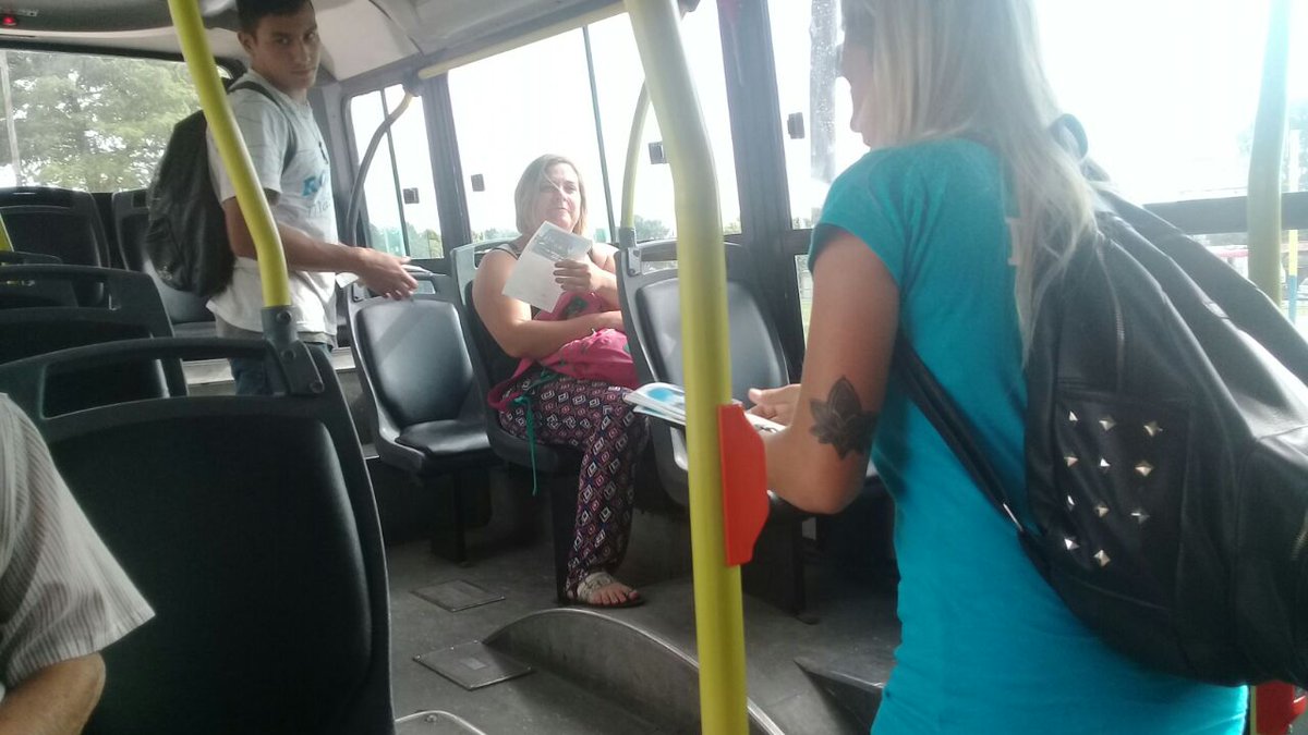 MAlvaradoMR's tweet photo. #Operativo #ControlTUP, Cumparcita y Calle 2106, barrio #TíoRolo >> 🚌 Línea 132 >> Horario/frecuencia/limpieza/higiene. Además informamos a los usuarios sobre las características, tecnología y servicios que cuentan los nuevos coches. 🚌 https://t.co/TyecSbT7sc