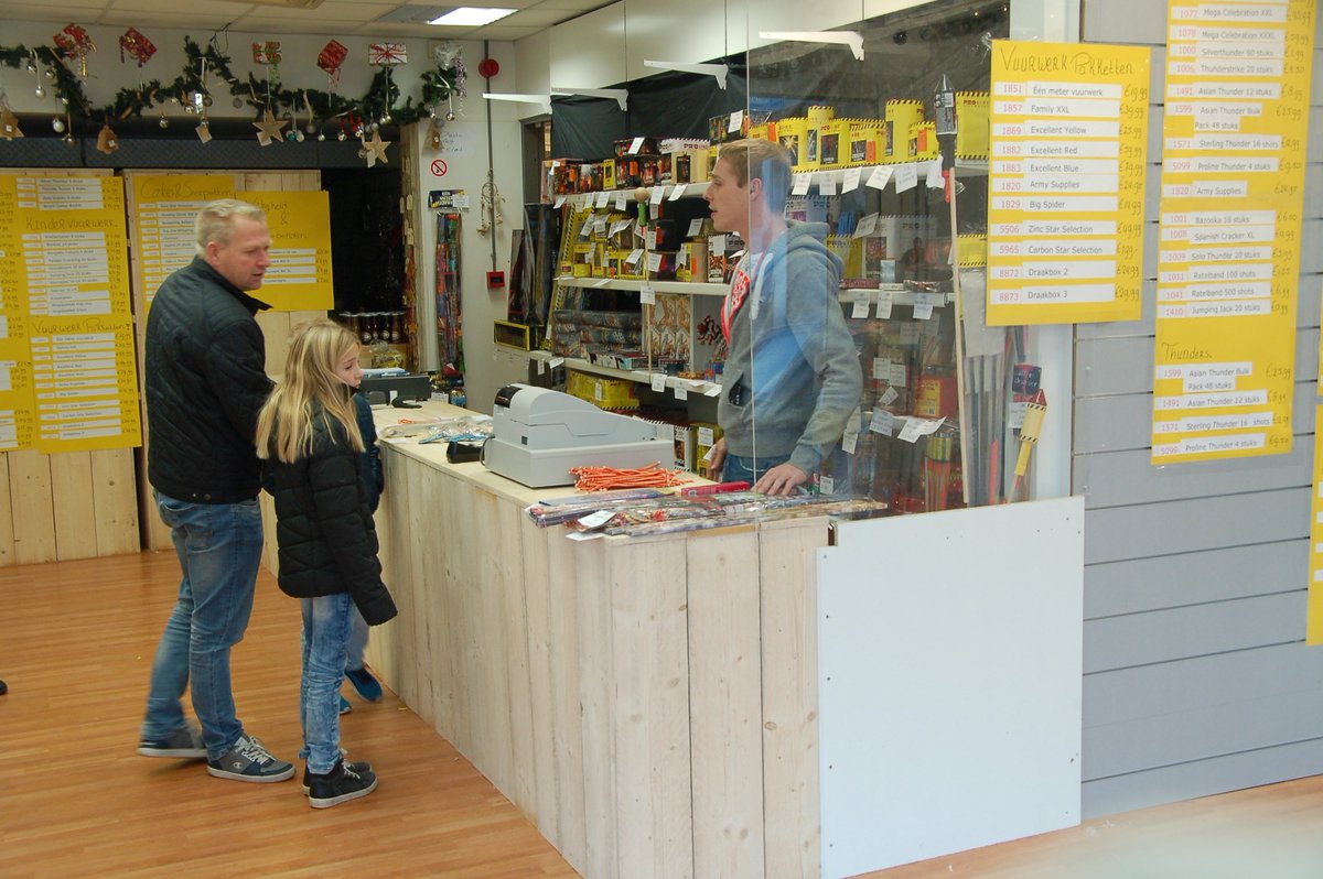 Morgen (donderdag) begint verkoop van vuurwerk.   #Sliedrecht Koop uw vuurwerk bij lokale onderneming...  facebook.com/sliedrecht.bes…