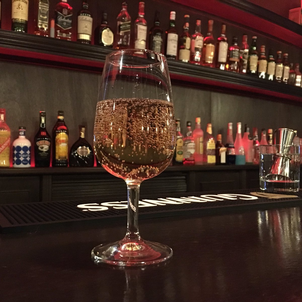 鶴田正和 A K A Crain V Twitter 本日の一杯 スマイリング 白ワインベースのカクテル レシピはオペレーターにブランデーを加えたもの コクがプラスされる 今宵も元気に開店してます Herbieも年末ムード こっからフルスロットルで行きやす 遊ぼ