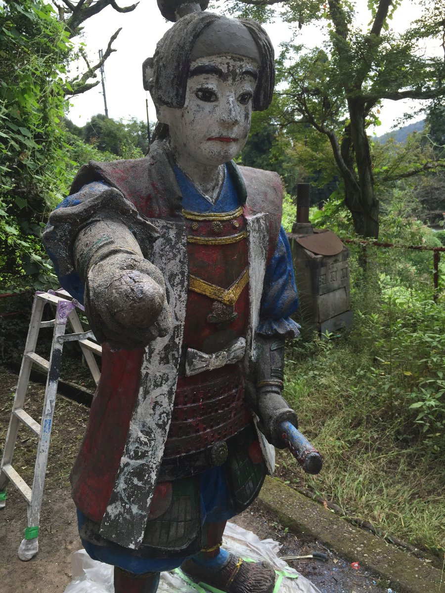 つるま コンクリート像に 目覚めた のは ３年前の犬山 桃太郎神社の修復に初めて参加したとき 浅野祥雲の像 を修復する為に 前に塗られていた古くなったペンキを剥がすとき 強くこすっても土台のコンクリートは全く削れなかった 作られてから何十年