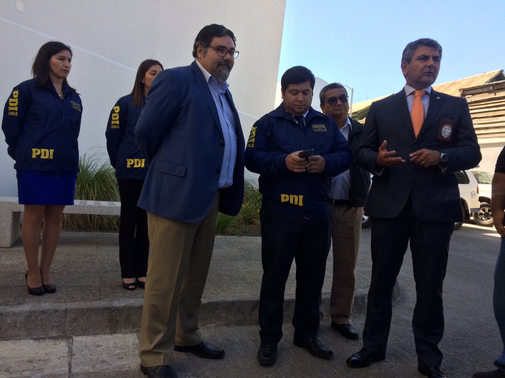 gobercautin's tweet photo. Policía de Investigaciones junto al gobernador Chancerel realizan lanzamiento de nueva aplicación Skypol, que permitirá optimizar el trabajo policial. Se podrá conocer si la persona posee requerimientos en tribunales u otras causas #PDI #Skypol #Seguridad https://t.co/9m48OgnhIM