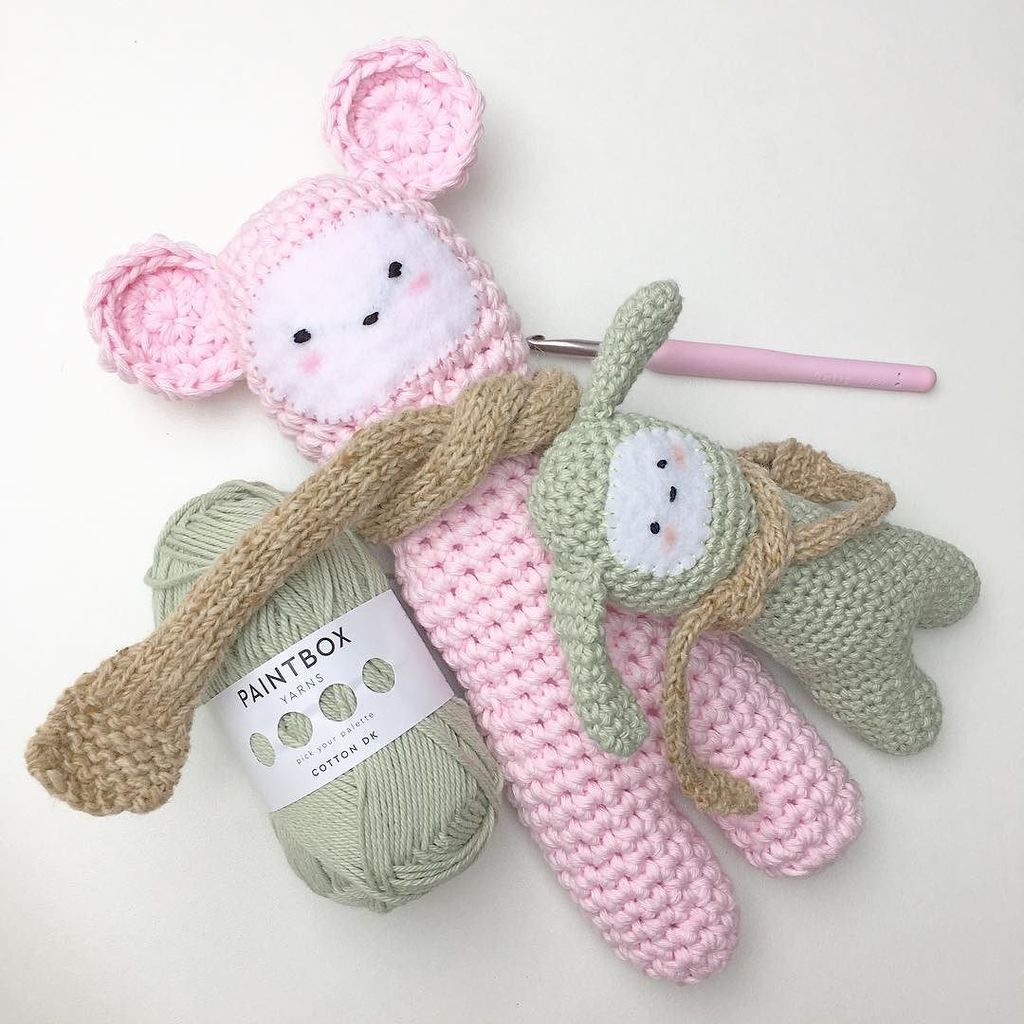 Christmas Holidays are perfect for finishing some WIP’s 🙌🏻 These ones were so nice to work on: it combined crochet, knitting (the tiny shawls), a little embroidery (the face), a little sewing (attaching the felt to the body) and even a teeny tiny col… ift.tt/2CbVZBo