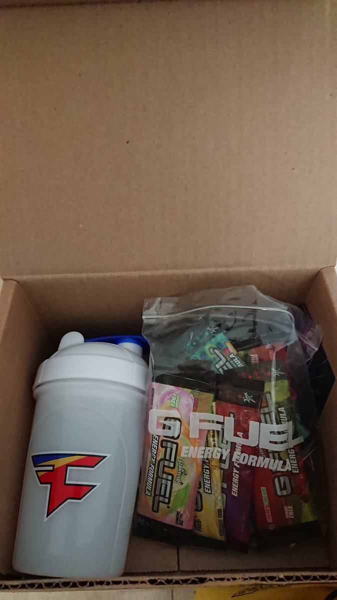 Racxel_oficial's tweet photo. Ya lo tengo aqui, gracias.
@GFuelEnergy @TeamHeretics @TheGrefgYT
Feliz navidad a todos. https://t.co/vMP2dKEZYC