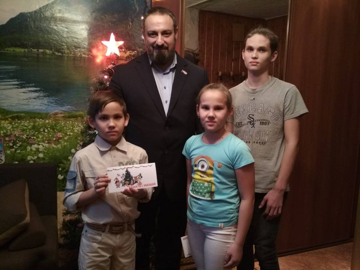 ragimov063's tweet photo. Депутаты #Советадепутатов #Самарскогорайона , поздравили детей  с наступающим Новым годом и каждый получил сладкий подарок от Деда Мороза.  Улыбки и радость в детских глазах,  что может быть лучше! Спасибо  @AdmSamRna и @spb_samara1970 за организацию праздников. https://t.co/UfhSHZlCtd