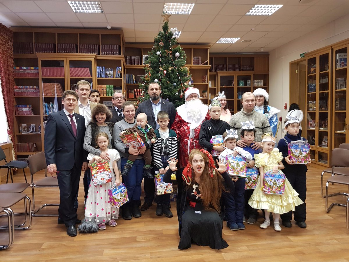 ragimov063's tweet photo. Депутаты #Советадепутатов #Самарскогорайона , поздравили детей  с наступающим Новым годом и каждый получил сладкий подарок от Деда Мороза.  Улыбки и радость в детских глазах,  что может быть лучше! Спасибо  @AdmSamRna и @spb_samara1970 за организацию праздников. https://t.co/UfhSHZlCtd