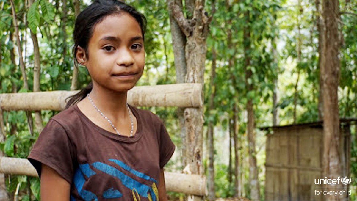 UNICEFIndonesia's tweet photo. Dengan bantuan UNICEF, kini Marlende terhindar dari penyakit diare, panas tinggi dan penyakit lain akibat dari Buang Air Besar Sembarangan. Yuk simak ceritanya di https://t.co/uk9Nw3GmUZ #UNICEFblog https://t.co/DYy9klpthR