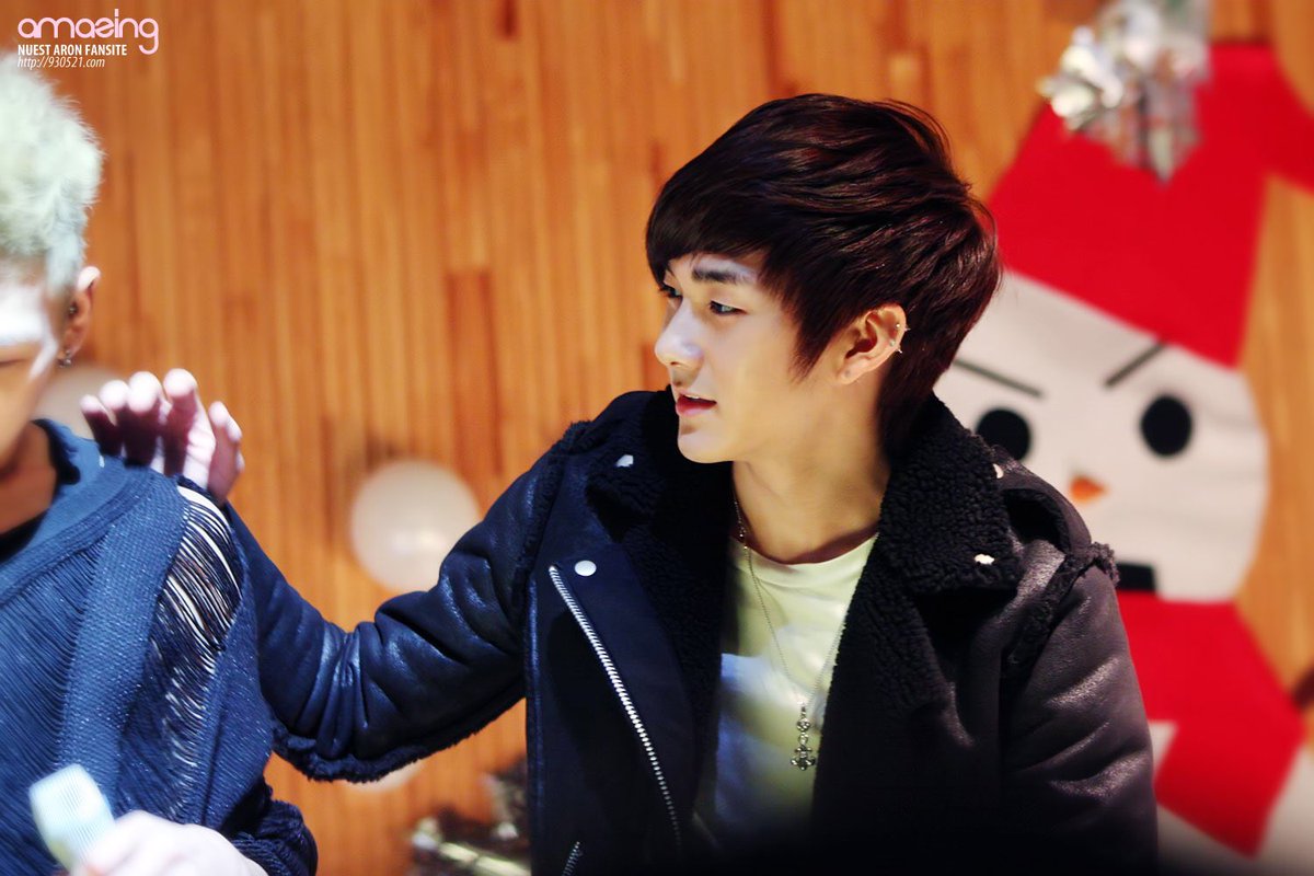 timetoaron's tweet photo. 121227 서울 방송고 축제

#뉴이스트 #아론 #곽아론 #곽영민 #Aron https://t.co/BJ9IqlPcW9