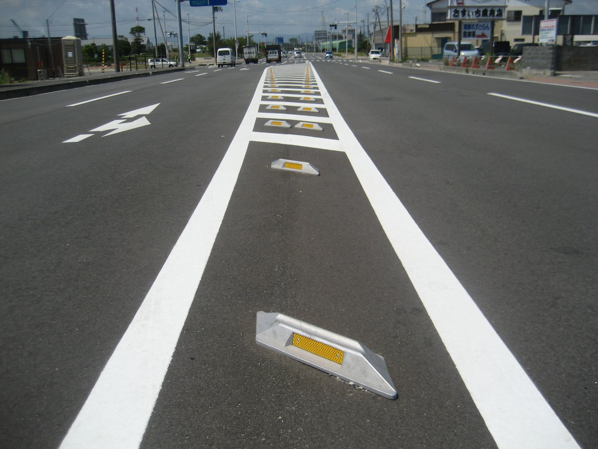 合法ロリだよ Yokopu21 キャッツアイは道路によくあるこいつです 車のタイヤがめちゃくちゃ薄いのでコレ踏むとホイールが歪んでしまうのです サイズ小さくて色違いで傷だらけなら一個だけ中古で売ってました ガリガリに傷だらけでこのお値段