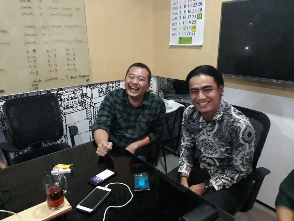 Kedatangan Charly Vanhoutten vokalis grup band Setia Band ke kantor DPW PKB Jawa Barat. Charly adalah salah satu seniman yang mempunyai gairah politik untuk membangun jawa barat. Salut...