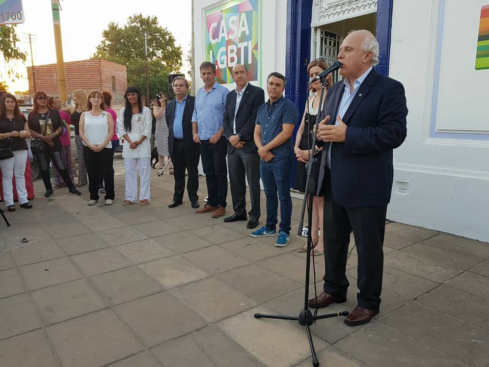 EstebanPaulonOK's tweet photo. Con enorme alegría inauguramos junto al Gobernador @MiguelLifschitz , el Ministro @JorgeMAlvarez , la Secretaria  @PrensaOddi y el Subsecretario @epaulonlgbt la Casa LGBTI en ciudad de Santa Fe, la 3º en la provincia. Seguimos pintando la provincia de los colores de la igualdad. https://t.co/myHRfgYTzk