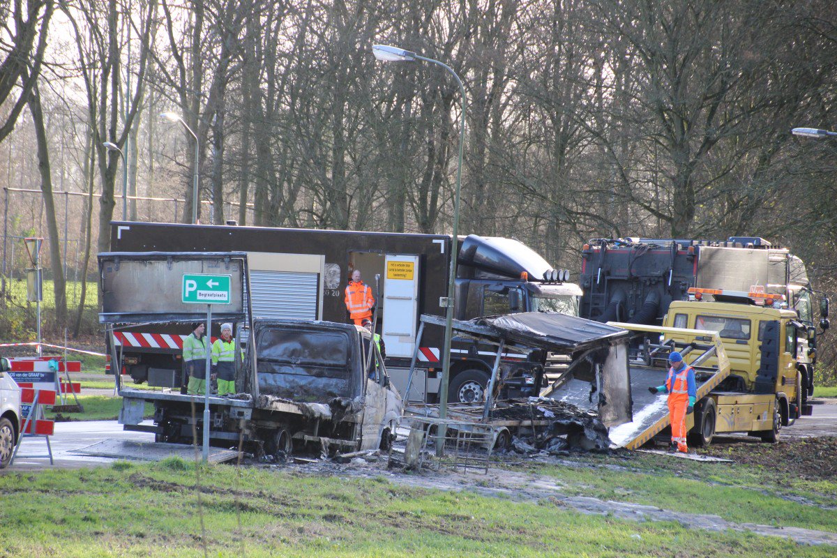 #Schenkeldijk Dordrecht #brand verwoest busje en oplegger, #Wilchem heeft de voertuigen op een veilige manier geborgen.