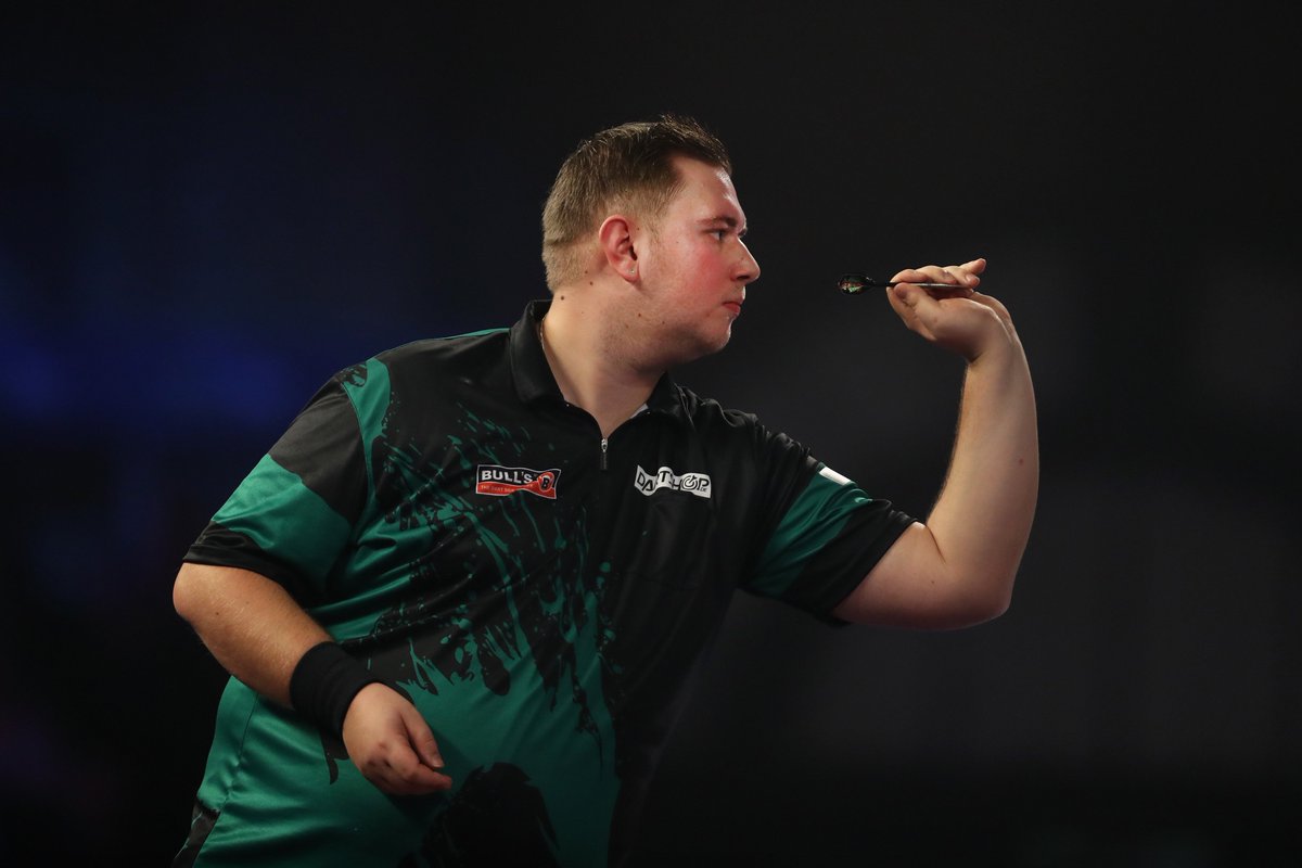 SPORT1_PR's tweet photo. #Darts-History in the making… Nachmittagssession der #DartsWM mit #KevinMuench JETZT LIVE auf @SPORT1 – "The Dragon" heute ab ca. 16:00 Uhr am Oche 🎯🐉 https://t.co/UtAVHmNh93