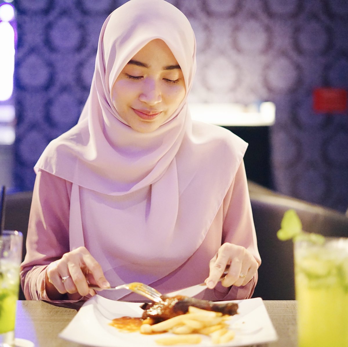 ImanAbdulRahim's tweet photo. TGV Indulge! Boleh makan sebelum tengok movie and order makanan dalam movie theatre. I makan starter dgn main course sebelum tgk movie. Pastu makan dessert dalam movie theatre. Maysaa tidur pun lena sebab kerusi boleh recline and ada selimut. Besttt 💯 💯 https://t.co/ZlErCGCEmZ