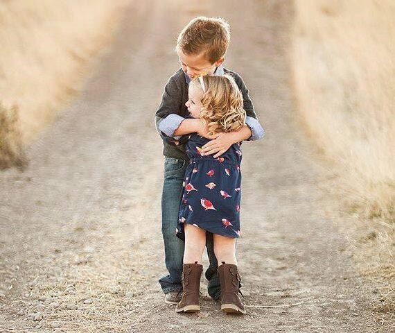 объятия братьев. старший брат и младший брат. обнял братик. братья обнимаются. фотосессия новорожденного с старшим братом.