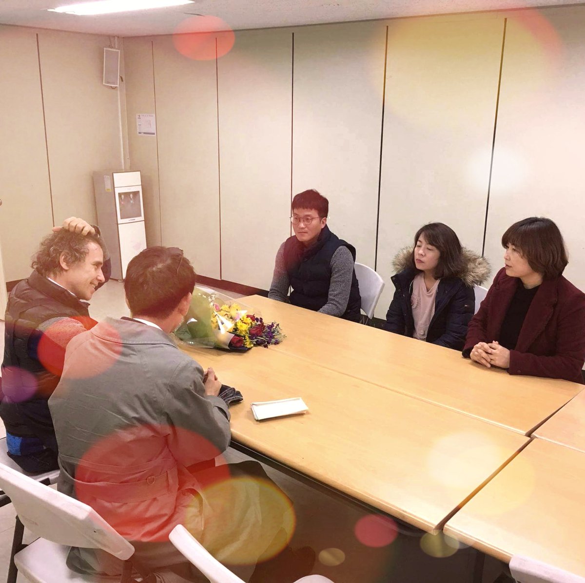 iceberg40's tweet photo. #노숙인 을 위하여 날마다 무료급식 봉사하시는 이탈리아 출신 #김하종 신부님이 계신곳, #안나의집 방문 #성남시 , #성남사랑상품권 전달(무려 200장), ''연말연시 어려운 이웃께 따뜻하고 맛난밥 부탁드려요'' https://t.co/h2hMYvVAXj
