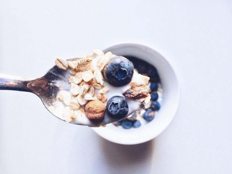Reserveage's tweet photo. Do you love #Blueberries? 
These tiny treats rank high on the antioxidant game, are full of vitamins and offer amazing benefits! Try incorporating ½ cup-1 cup a day in your breakfasts or just as a healthy snack. https://t.co/IOoUBgTF2u