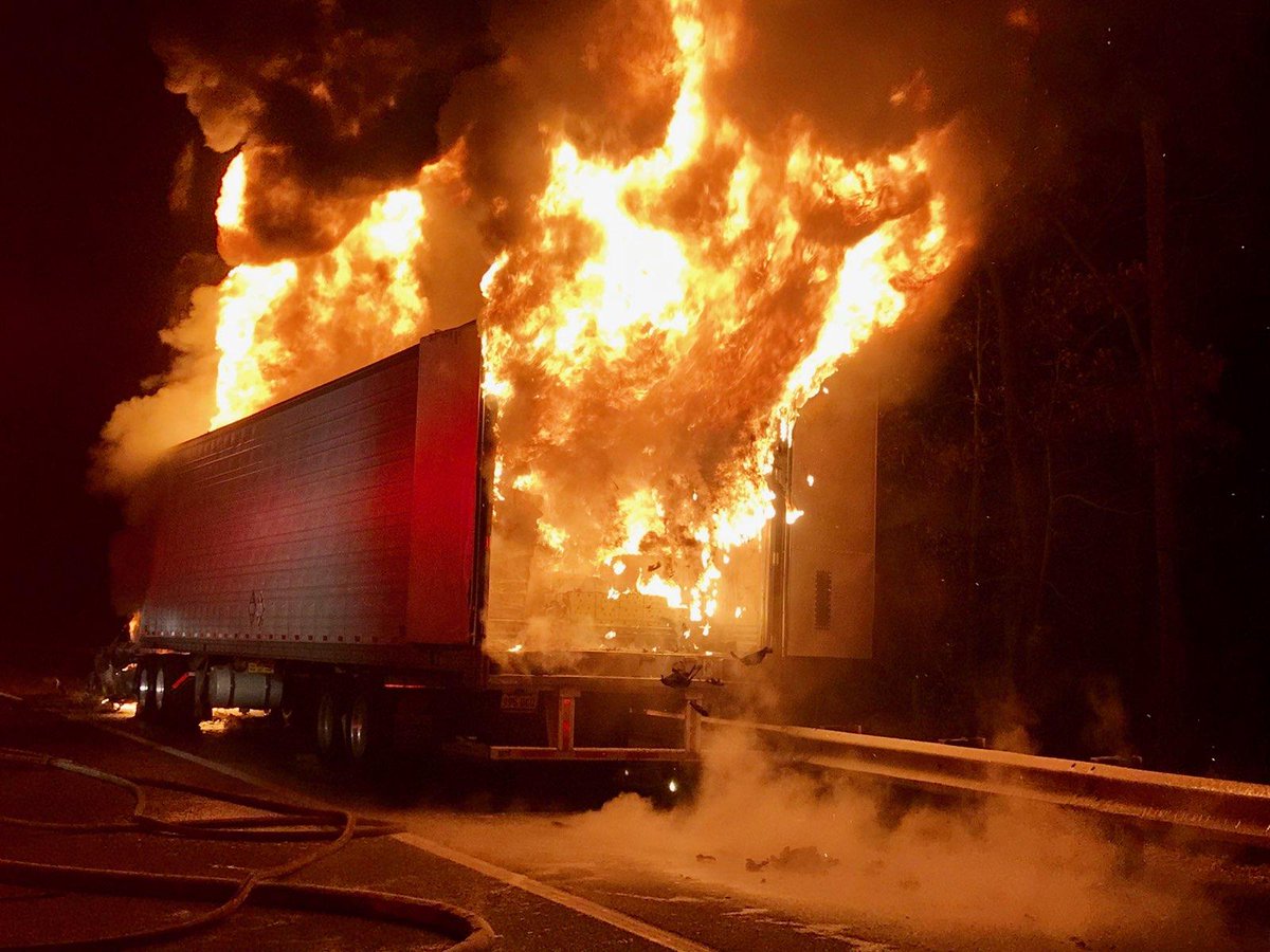 ffxfirerescue's tweet photo. I-95 Tractor-Trailer Fire. Units arrived to find the cab of a 53-foot-long tractor-trailer fully involved in fire. Crews quickly went to work to contain and eventually extinguish the fire. More:  https://t.co/vp8CAg6kEW https://t.co/YCE1TbMTUi