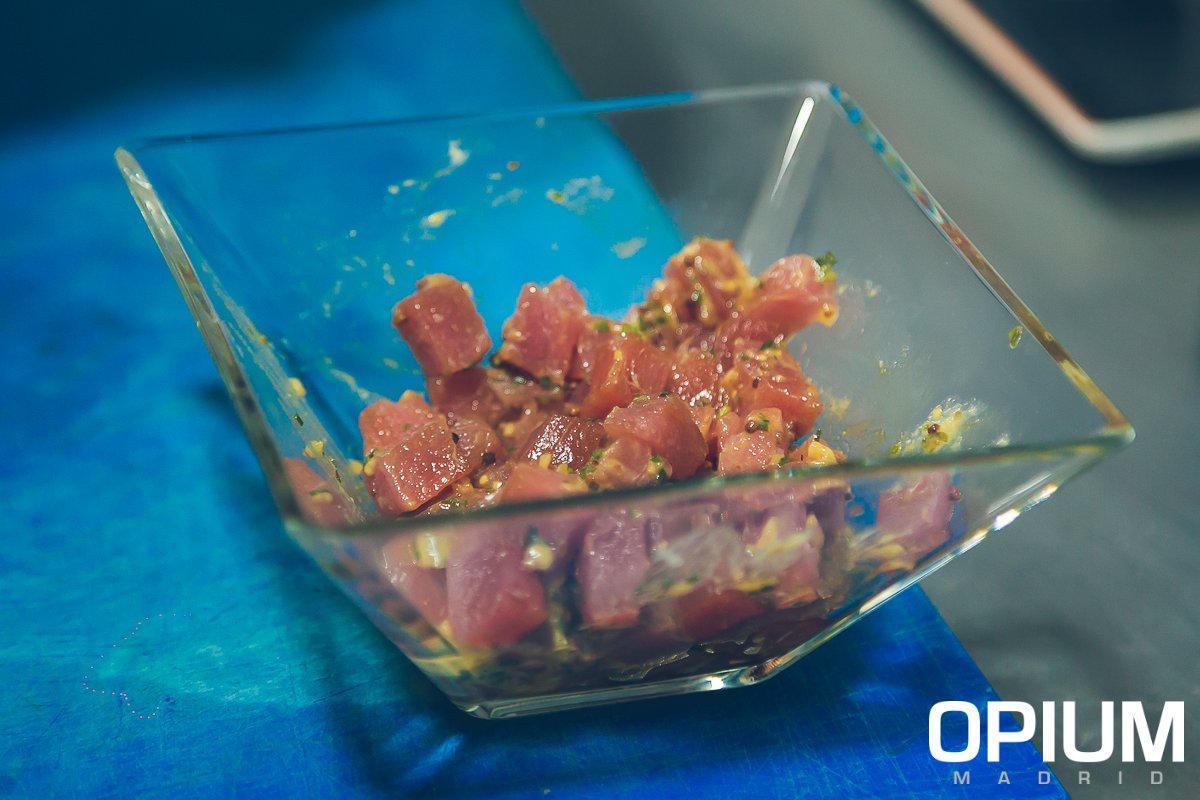 OPIUMMadridRest's tweet photo. La exquisitez y la calidad de nuestros productos son una de nuestras señas.  🍽👌🏻

Reserva ya tu mesa para esta Nochevieja y disfruta de una cena de otro nivel gracias la amplia variedad que ofrecen nuestros menús de Fin de Año.  🥂🍾

#OPIUMChristmas2017 https://t.co/Y9Cg9NoCbJ