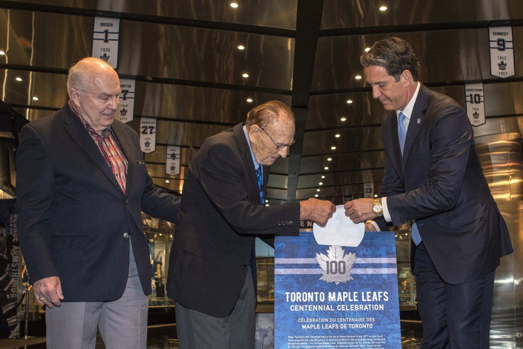 Hockey community mourns loss of @MapleLeafs legend Johnny Bower. sportsnet.ca/hockey/nhl/hoc… https://t.co/x1ZigtPH0N