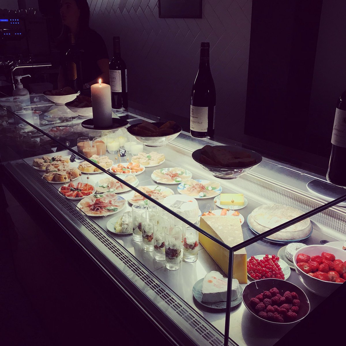 GinetteStore's tweet photo. Chaque soir chez Ginette, créez votre propre repas à partager avec vos amis, ou en amoureux ❤️
Planches de charcuterie et de fromage sélectionnés chez des commerçants artisans qui aiment leur métier, et ça se sent !
On poursuit avec les cocktails ! 🍸 https://t.co/X5ucwypIv0