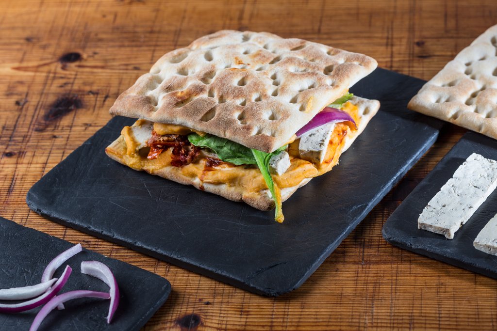 Este es nuestro plan para el miercoles.👌 Sandwich Hot Vegas, con pan polar de centeno, humus, chipotle, aguacate, tofu, tomates secos, espinacas y cebollas rojas. ¡Ñam!