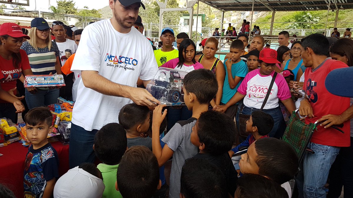 MarceloGalvis's tweet photo. Continuamos con la Comuna #3 Ana Suárez, haciendo felices a todos los niños de #Guanta #NavidadesGuanta2017 #TodosJuntosPorGuanta @NicolasMaduro @psuvaristobulo @dcabellor https://t.co/KjU9rAhf7k