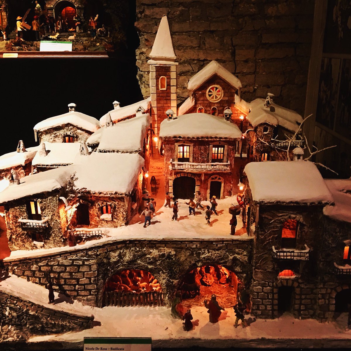 emanuelaneri_'s tweet photo. La neve è bianca come il sale,
la neve è fredda, la notte è nera
ma per i bimbi è primavera:
soltanto per loro, ai piedi del letto
è fiorito un alberetto.

Rodari

Presepe dalla Basilicata 

“100 Presepi” 
Sala del Bramante 
Piazza del Popolo - Roma 

@CasaLettori 

Auguri 🎄💫 https://t.co/g1LQfPhpoA