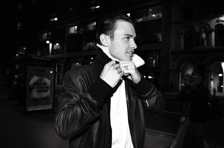 blakefreecss's tweet image. #RedQueenXmas