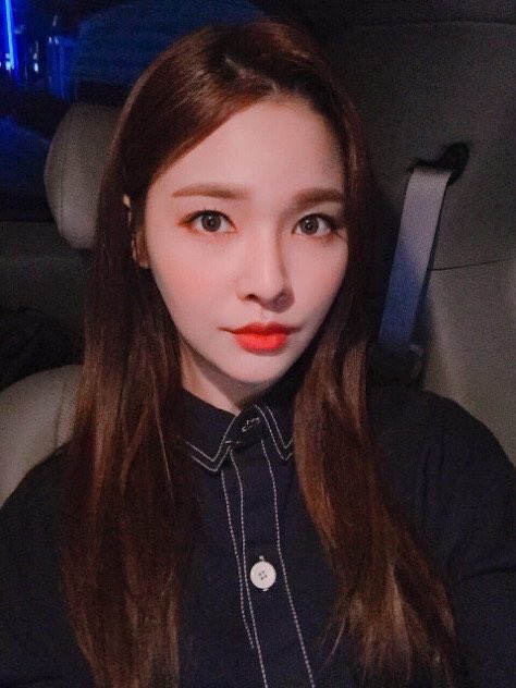 pop_archive's tweet photo. yeonju is so talented, she takes selfies on an ipad and they still turn out amazing https://t.co/s6SFjYWSEE