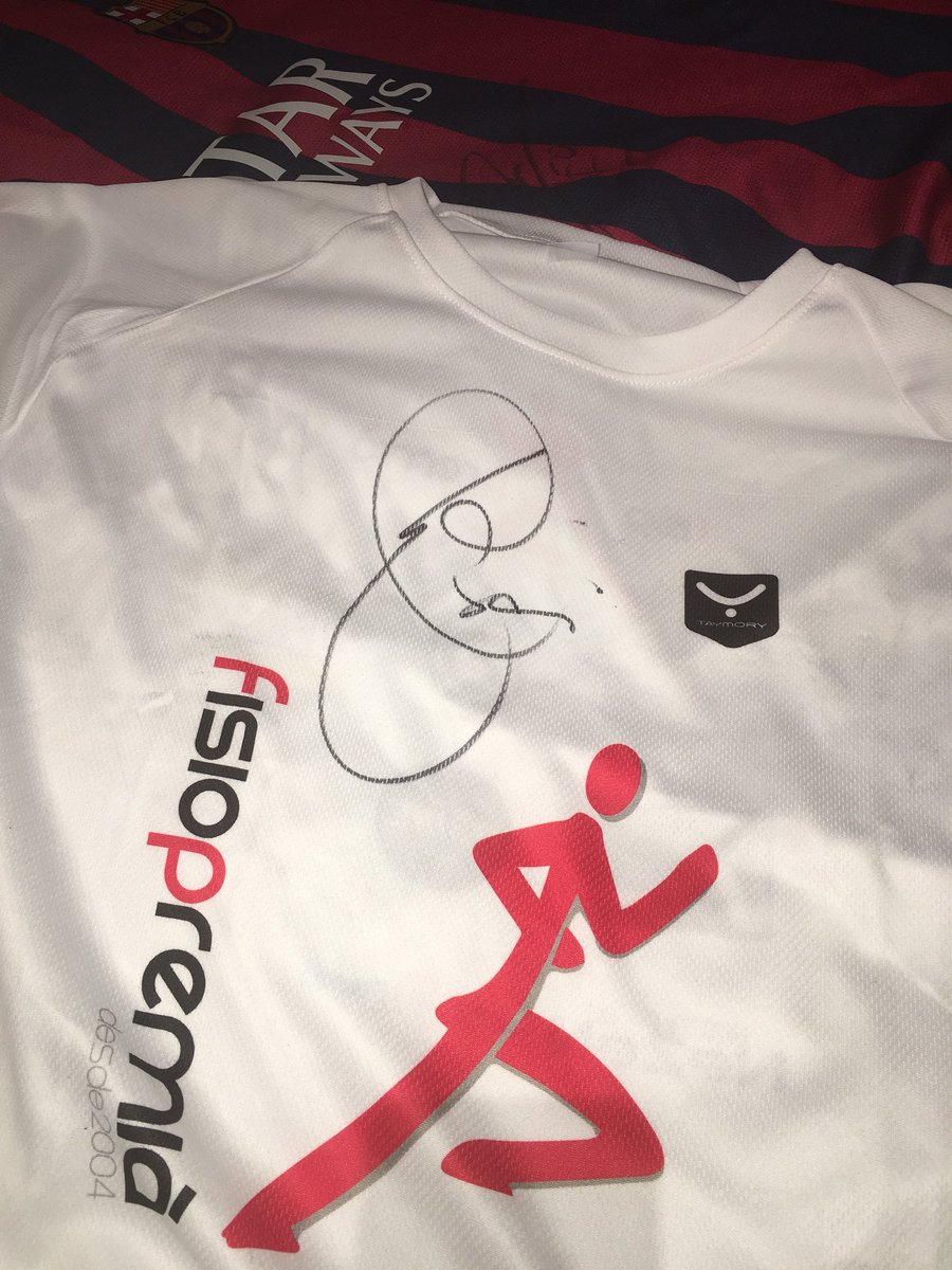 pepitu72's tweet photo. El gran @_MikiMartinez de @FisioPremia no solo me arregla la fractura trimaleolar de tibia y peroné, sinó que ademas me regala una camiseta firmada por el gran Xavi Hernández!!! Pasa a hacer compañia a la del D10S del futbol. GRACIAS!! #amigosparasiempre https://t.co/T7bw9MqH9S