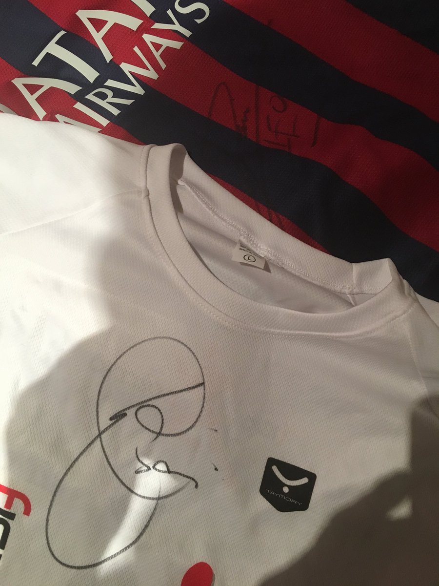 pepitu72's tweet photo. El gran @_MikiMartinez de @FisioPremia no solo me arregla la fractura trimaleolar de tibia y peroné, sinó que ademas me regala una camiseta firmada por el gran Xavi Hernández!!! Pasa a hacer compañia a la del D10S del futbol. GRACIAS!! #amigosparasiempre https://t.co/T7bw9MqH9S