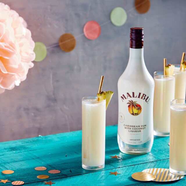 MalibuDrinksUS's tweet photo. Your New Year’s toast never looked so good! Try a #Malibu Bubbly Piña Colada 🍍🍾🥥

1 part Malibu
.5 part pineapple syrup (1:1 pineapple juice to sugar)
.5 part coconut milk
Prosecco or cava
Shake everything except prosecco with ice. Pour 1 part prosecco into shaker and stir. https://t.co/lXQpK6fEBh