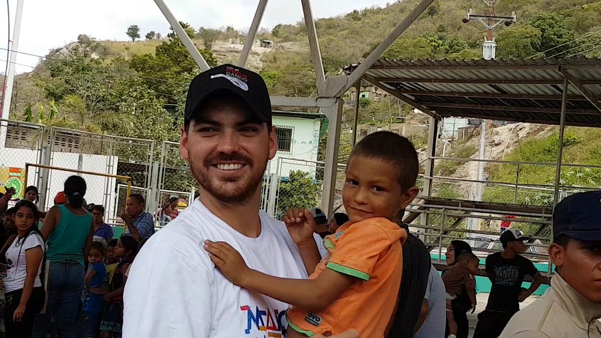 MarceloGalvis's tweet photo. Continuamos con la Comuna #3 Ana Suárez, haciendo felices a todos los niños de #Guanta #NavidadesGuanta2017 #TodosJuntosPorGuanta @NicolasMaduro @psuvaristobulo @dcabellor https://t.co/KjU9rAhf7k