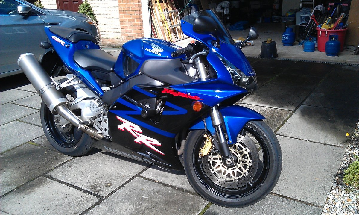 DavidWallace99's tweet photo. @HondaUKBikes #fireblade25 https://t.co/xOUMrM28jT