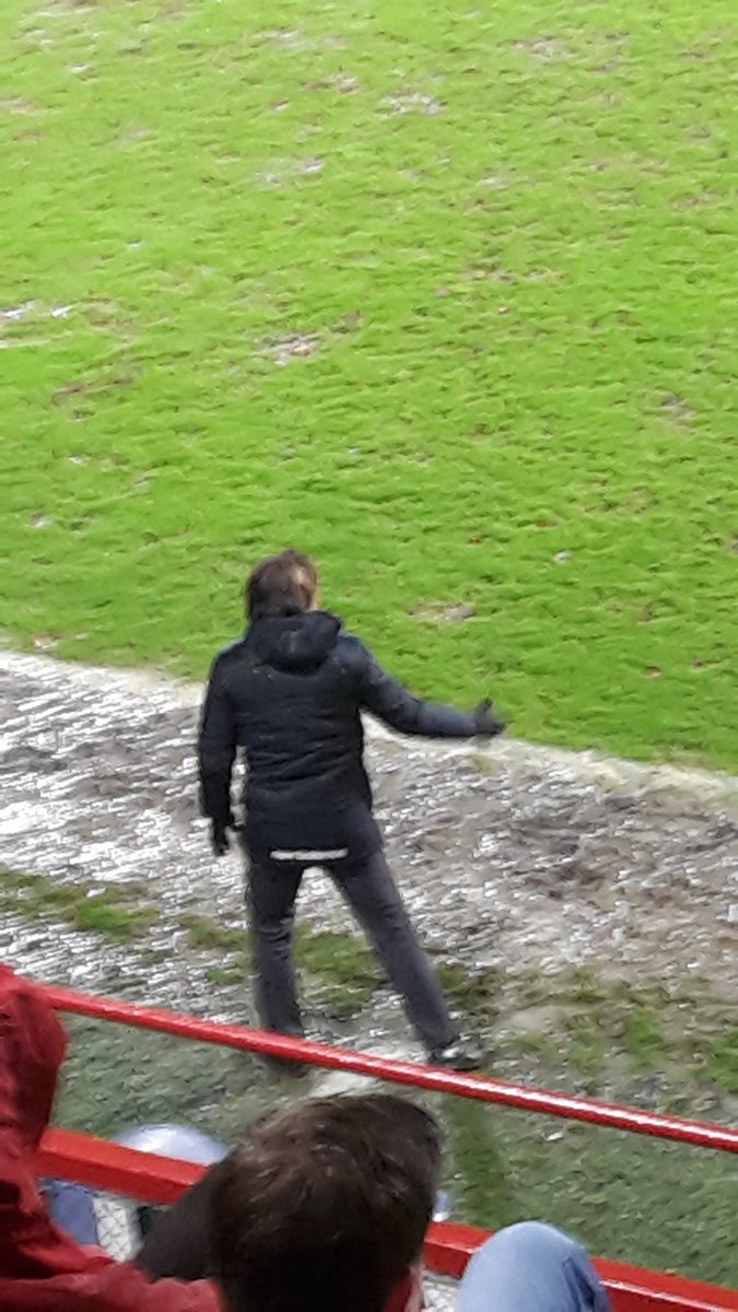 Spitsmuis1's tweet photo. Zou Sa Pinto hem vandaag op het veld gooien #modder #KVKsta #standarddemerde https://t.co/lKrx3qSaaM