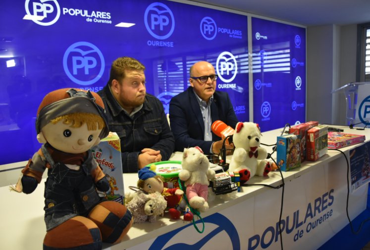 PPdeOU's tweet photo. .@NovasDeOurense recolleu máis de 500 quilos de alimentos, 3.000 prendas e 1.000 xoguetes nas súas campañas de Nadal #RepartindoSorrisos https://t.co/7QkRdYyN2V