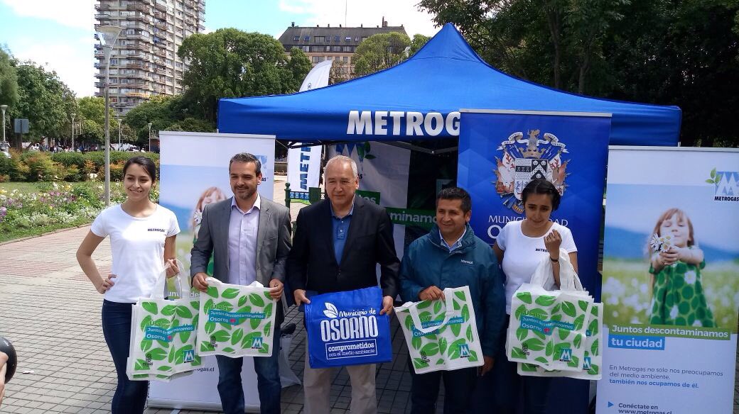 MetrogasChile's tweet photo. Ya estamos en Osorno junto al Alcalde entregando miles de bolsas reutilizables, ¡te esperamos! Toda la info de los puntos de entrega y horarios aquí: https://t.co/1Tkcjf79Ce @muni_osorno https://t.co/Ta0VlnFVnw
