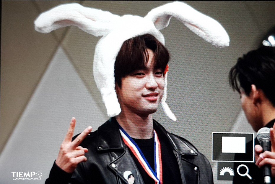 TIEMPO_JY's tweet photo. 171227 대구 팬싸인회 녕토끼🐰 #진영 #Jinyoung #GOT7 https://t.co/4KTk8dW1Bv