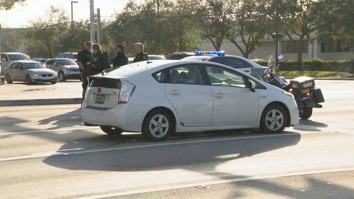 BSO motorcycle deputy injured in Tamarac crash bit.ly/2pEgZho?utm_so… https://t.co/0KEjm9ObXt