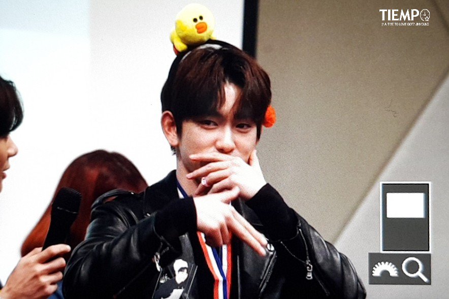 TIEMPO_JY's tweet photo. 171227 대구 팬싸인회 힙합의 녕긔🕺 #진영 #Jinyoung #GOT7 https://t.co/GUQon2tewW